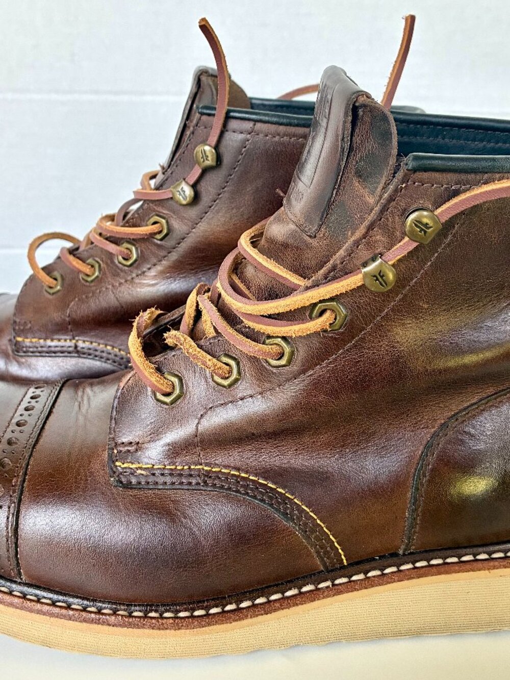 FRYE Dakota Cap Toe Boots Men’s 9.5 Brown Leather Cream Wedge Sole 87306 CLEAN